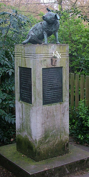 Nicola Hicks’ sculpture now stands in Battersea Park, near the site of the original. (Wikipedia/Tagishsimon)